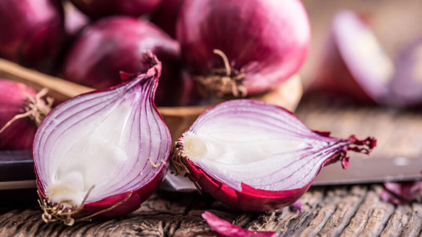 Vienas triukas su svogūnu – ir jūsų namai nebekvėpuos bakterijomis