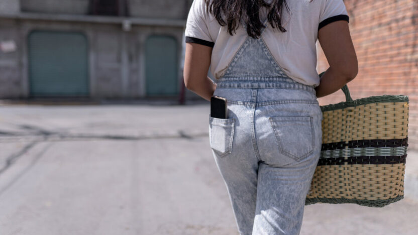 Kodėl telefoną kišenėje laikyti pavojinga? 5 netikėti faktai