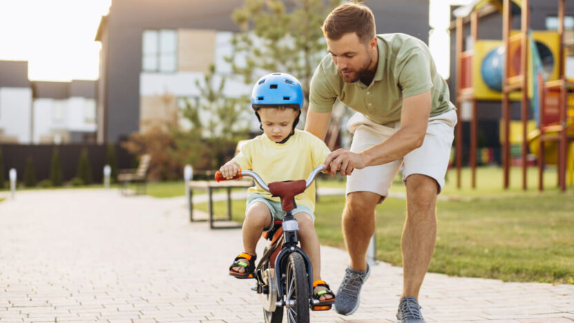 7 klaidos, kurias daro tėvai mokydami vaiką važiuoti dviračiu