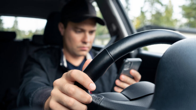 Eksperimentas: kiek sekundžių žiūrint į telefoną gali baigtis avarija?