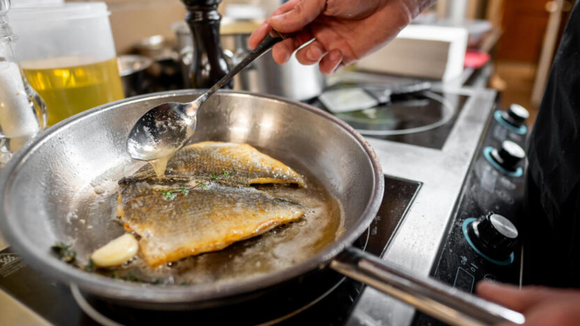 Šeimininkių paslaptis: kaip natūraliai panaikinti kvapą po keptos žuvies?