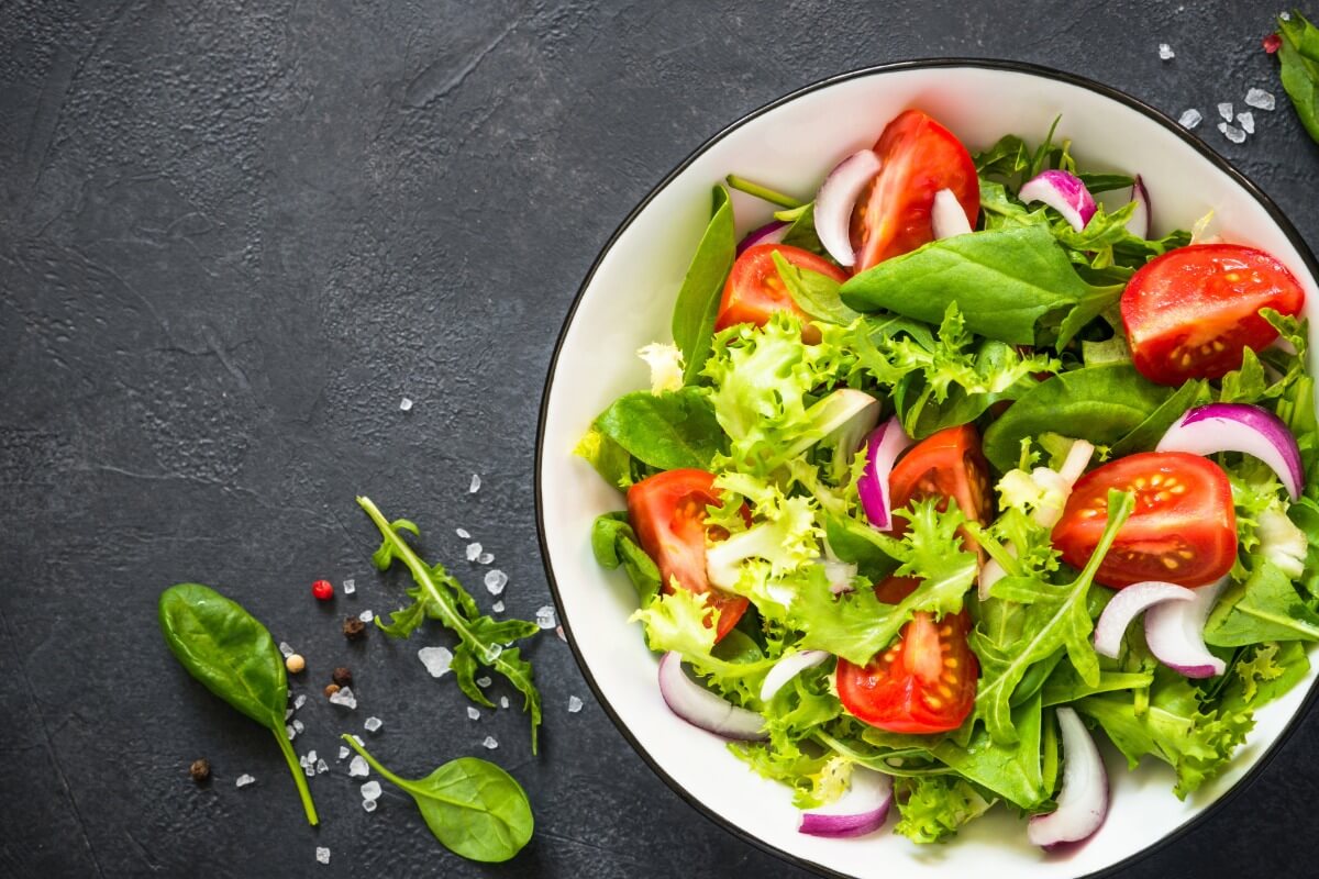 5 paslaptys, kodėl tavo salotos niekada nepraeina pro skrandį