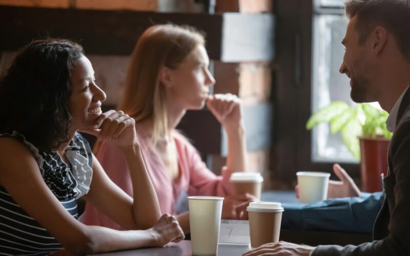 Kodėl žmonės renkasi greituosius pasimatymus vietoj virtualių pažinčių?