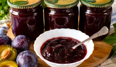 Slyvų uogienė kaimiškai: tiršta, sodri ir kvapni – kiek jos bepasidarytum, iki pavasario vis tiek pritrūksta